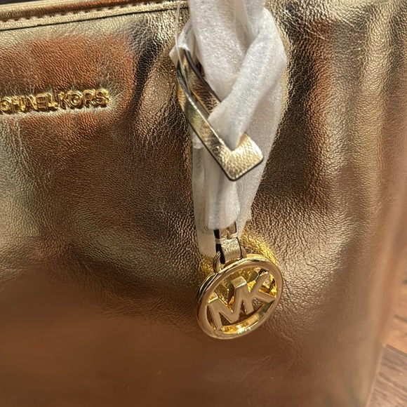 MICHAEL Michael Kors NWT Jet Set Metallic Pale Gold Tote and Crossbody Bag. - Picture 3 of 12
